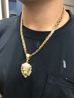 Iced out lion’s head pendant with chain stainless steel