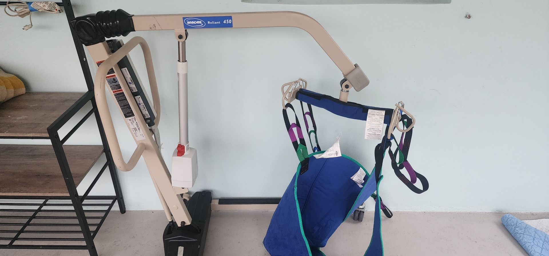 Invacare Reliant 450 Electric Battery Hoyer Lift (2) Batteries & Charger, Sling.