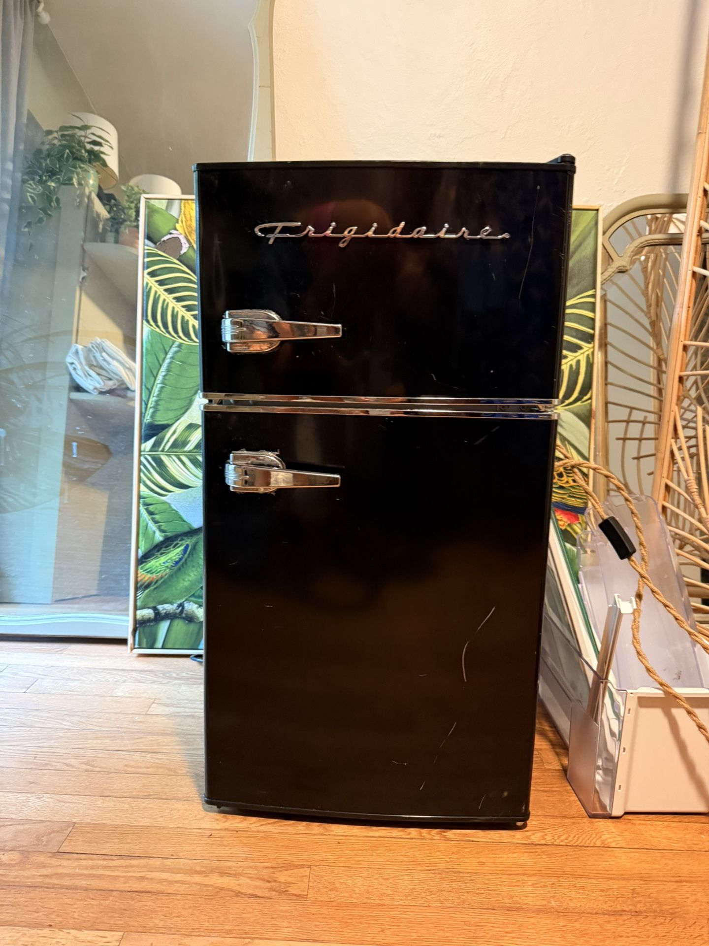 Frigidaire Retro Mini Fridge With Espérate Freezer
