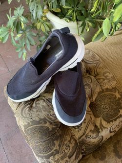 Woman’s sketchers size 8