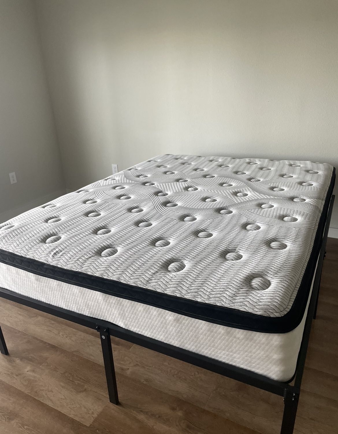 Bed Frame + Mattress Capri Comfortable Sleep 12" Hybrid Pocket Spring and Foam Mattress, Foam Pocket Spring Hybrid Mattress for Pressure Relief, Queen