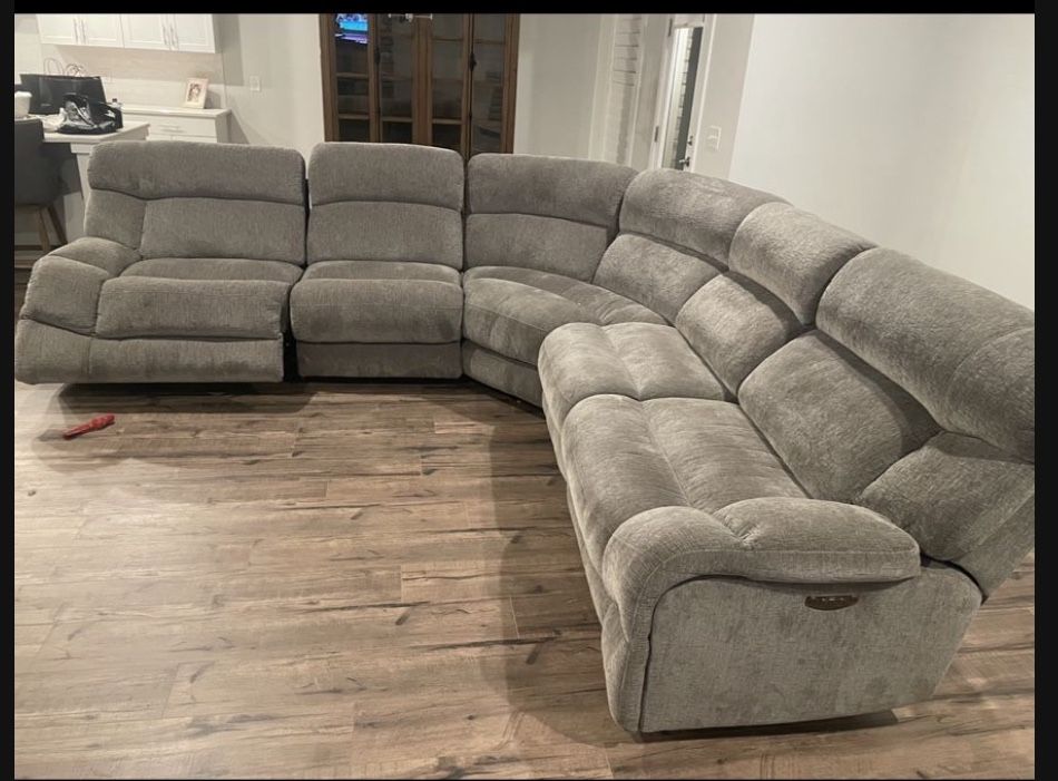Beautiful 3 Month New recline sectional 
