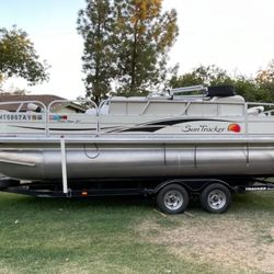 2008 Tracker pontoon-custom Build exceptional Condition