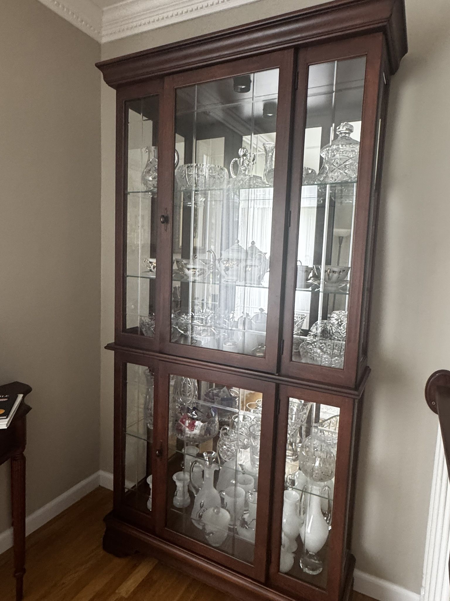 China Cabinet With Lighting