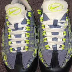 MULTIPLE PAIRS/STYLES OF NIKE SNEAKERS
