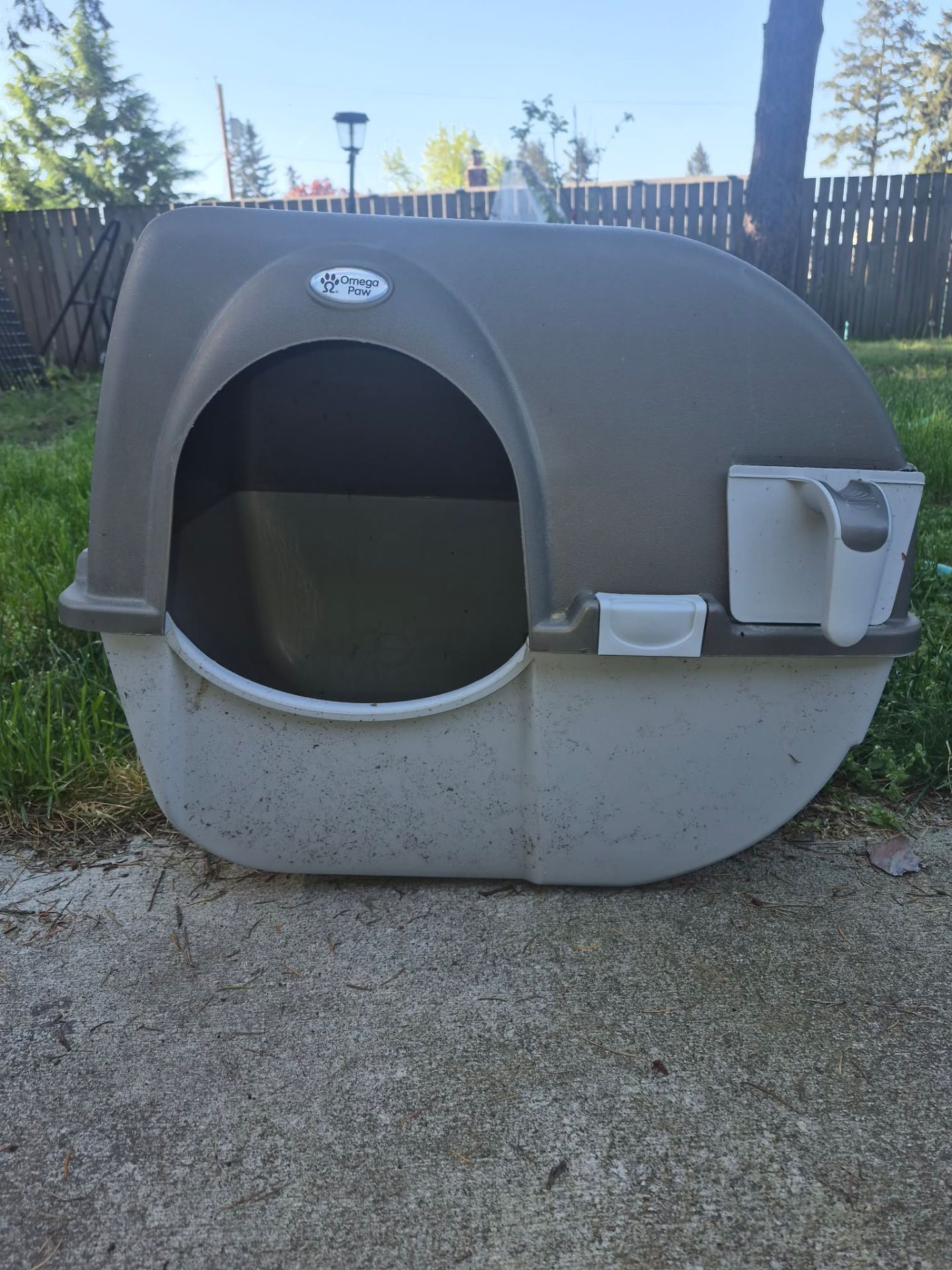 Rolling litter box