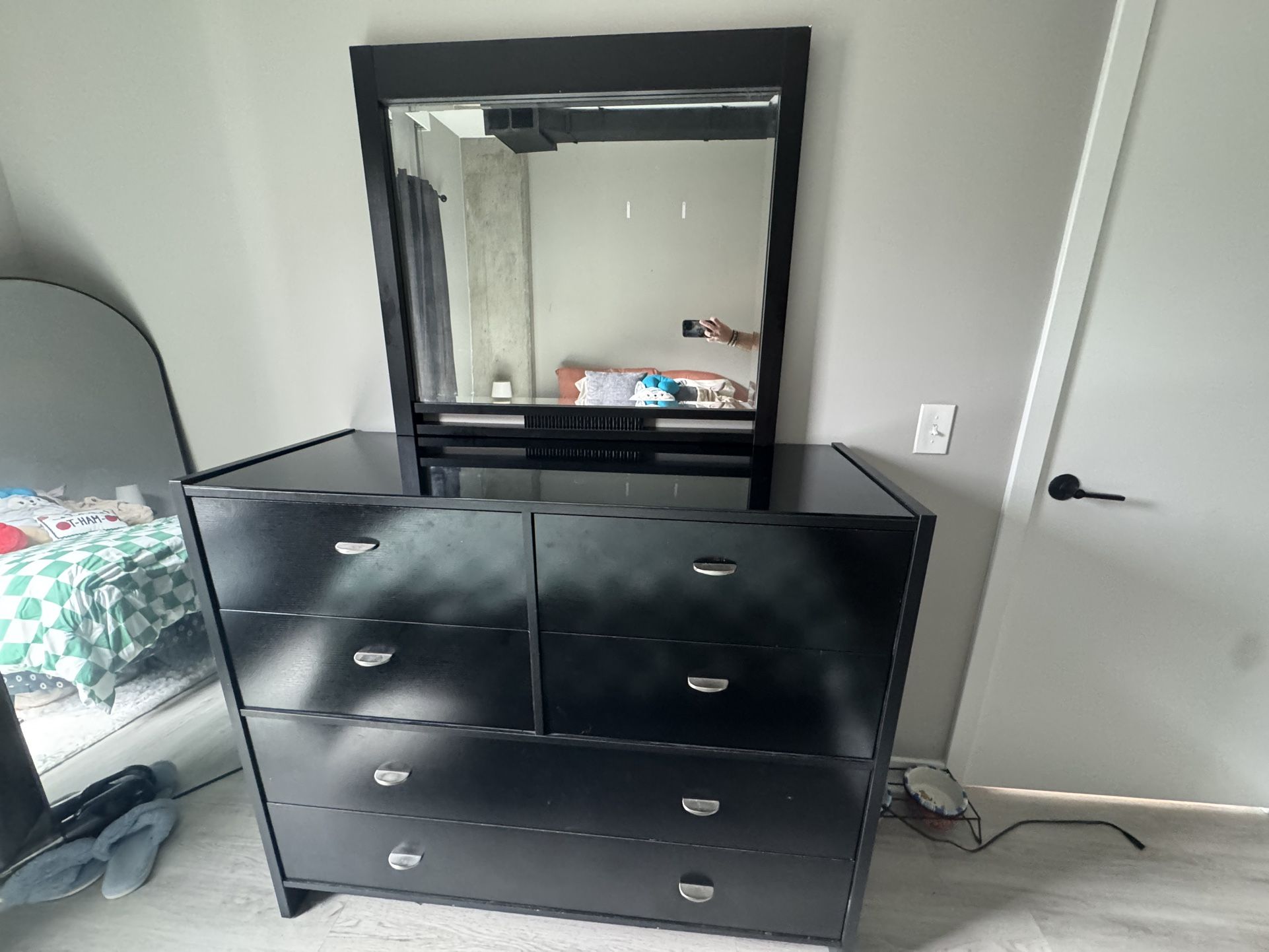 6-Drawer Dresser & Matching Nightstands