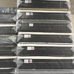 Queen Size Mattress Pillow Top 12"      New Mattress.    