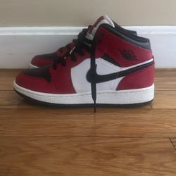 Air Jordan 1 Mid Chicago Black Toe In Size 6y Men’s 