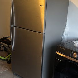 Whirlpool 20.5-cu ft Standard-Depth 33-in Wide Top-Freezer Refrigerator ( Fingerprint Resistant