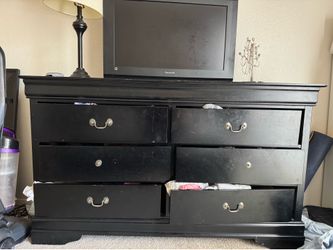 Dressers & coffee table (read description)