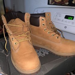 Wheat boots Size 5 1/2