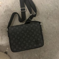 Men’s LV Bag District PM 