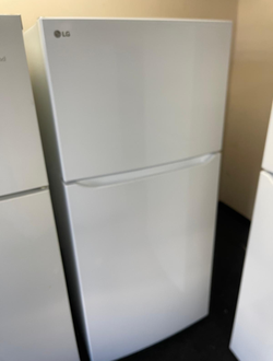 LG Top Freezer Refrigerator – White, Ice Maker, Clean
