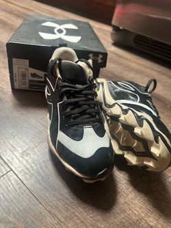 Youth baseball cleats