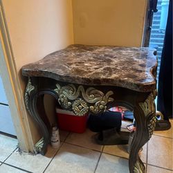 Jade Traditional Style End Table in Cherry finish Wood