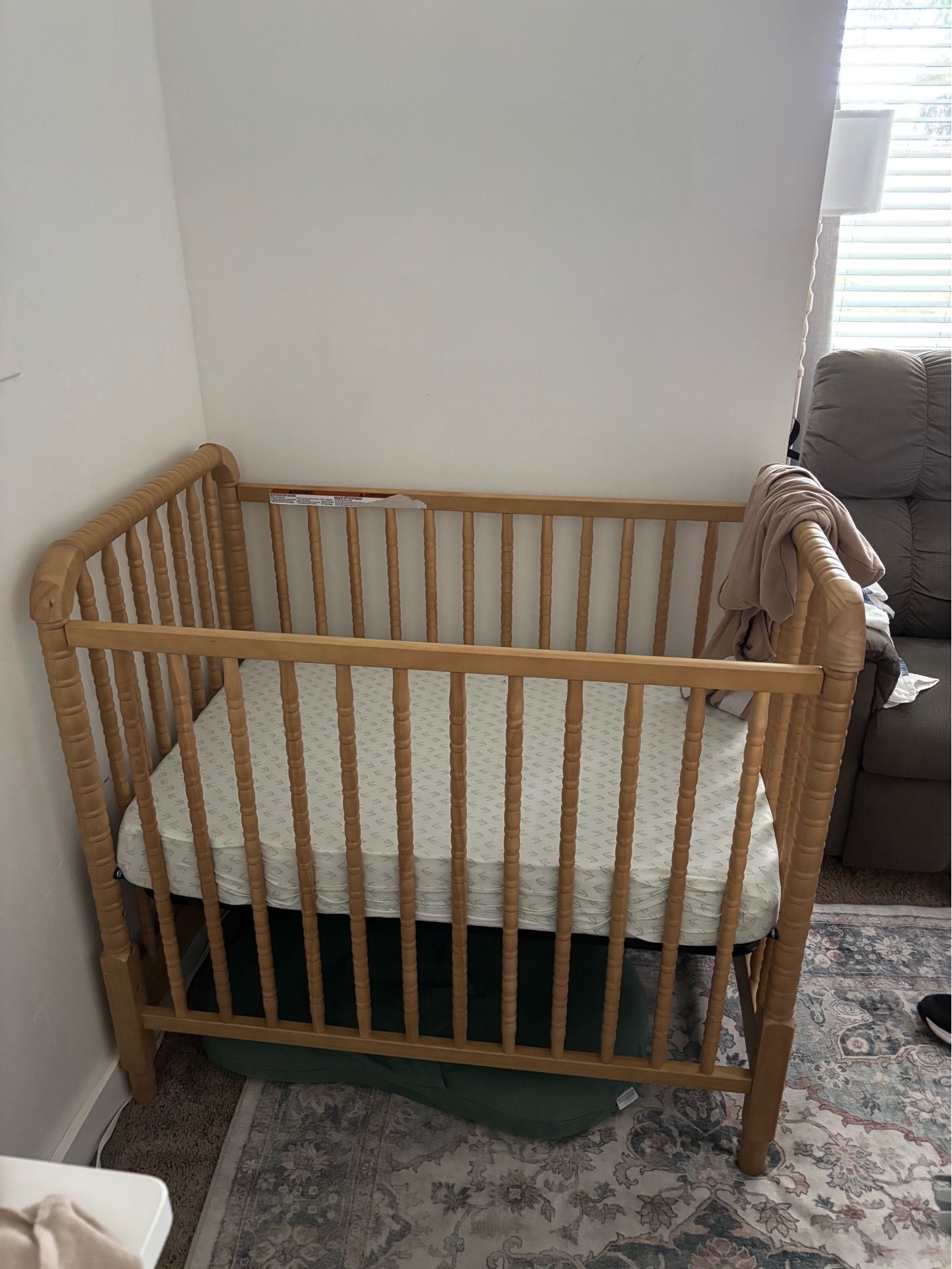 daVinci Jenny Lind 3-in-1 Convertible Mini Crib - Honey