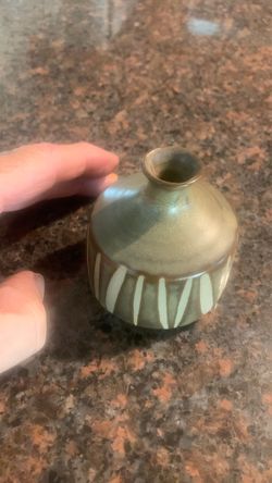 Small potter piece no makers mark beautiful piece