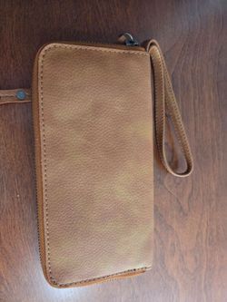 Wristlet clutch