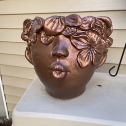 LARGE KISSING FACE PLANTER 