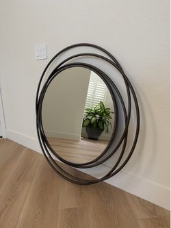 Circular mirror wall mounted - great condition