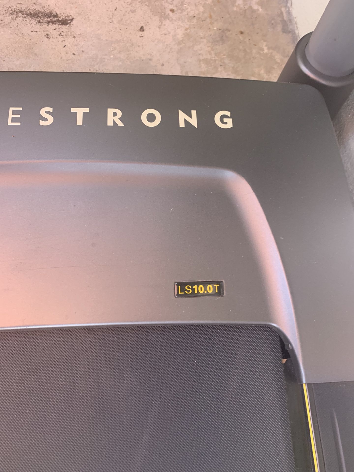 Live strong 10.0 Treadmill