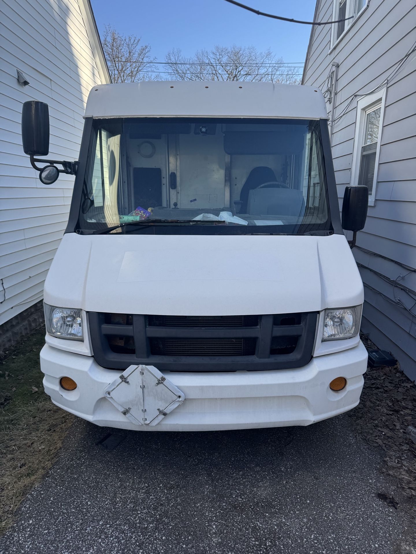 2013 Isuzu Reach 14 Step VAN
