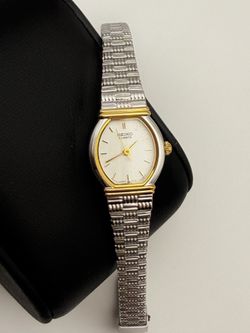 Seiko Women’s 2Y01-5C09 Vintage 1980s Two-Tone Black Dial Quartz Watch Petite Wrist
