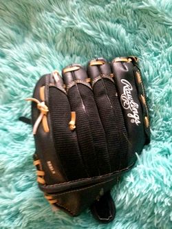 Rawlings baseball glove.. 11inch.. Youth size... Like new!