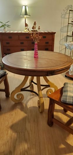 Dining Table with two leaf extensions and 2 fold-out supporting legs.