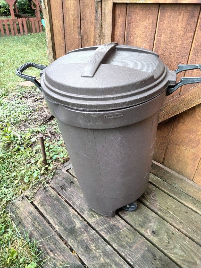 Rubbermaid Trash Can W/ Wheels