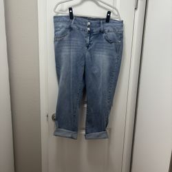 Barely Worn Wallflower High Rise Light Wash Crops