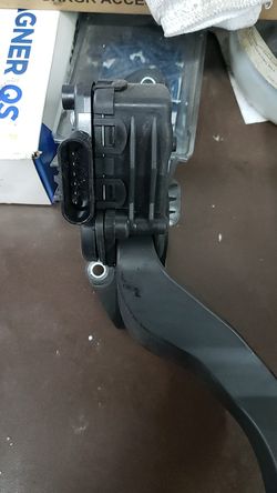 2009 suburban accelerator pedal