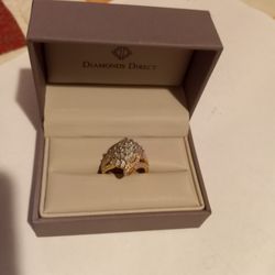 Nice wedding ring the diamonds are real.