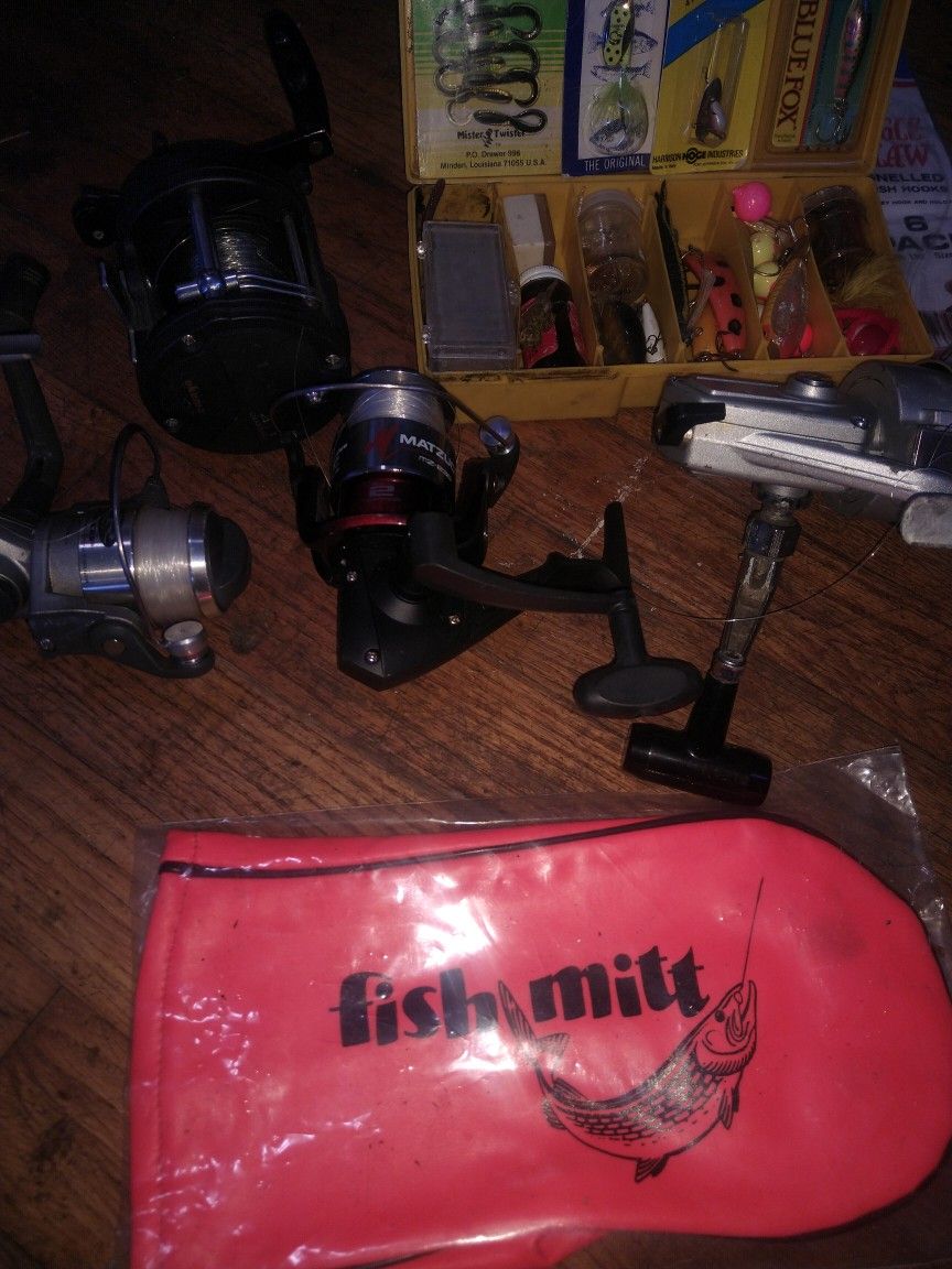 Four Fishing Reels + Tackle Box/Assorted Sale for Sale in Seattle, WA -  OfferUp