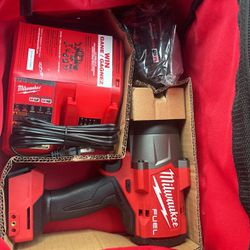 Milwaukee M18 Fuel 1/2” High Torque Impact Wrench Kit 