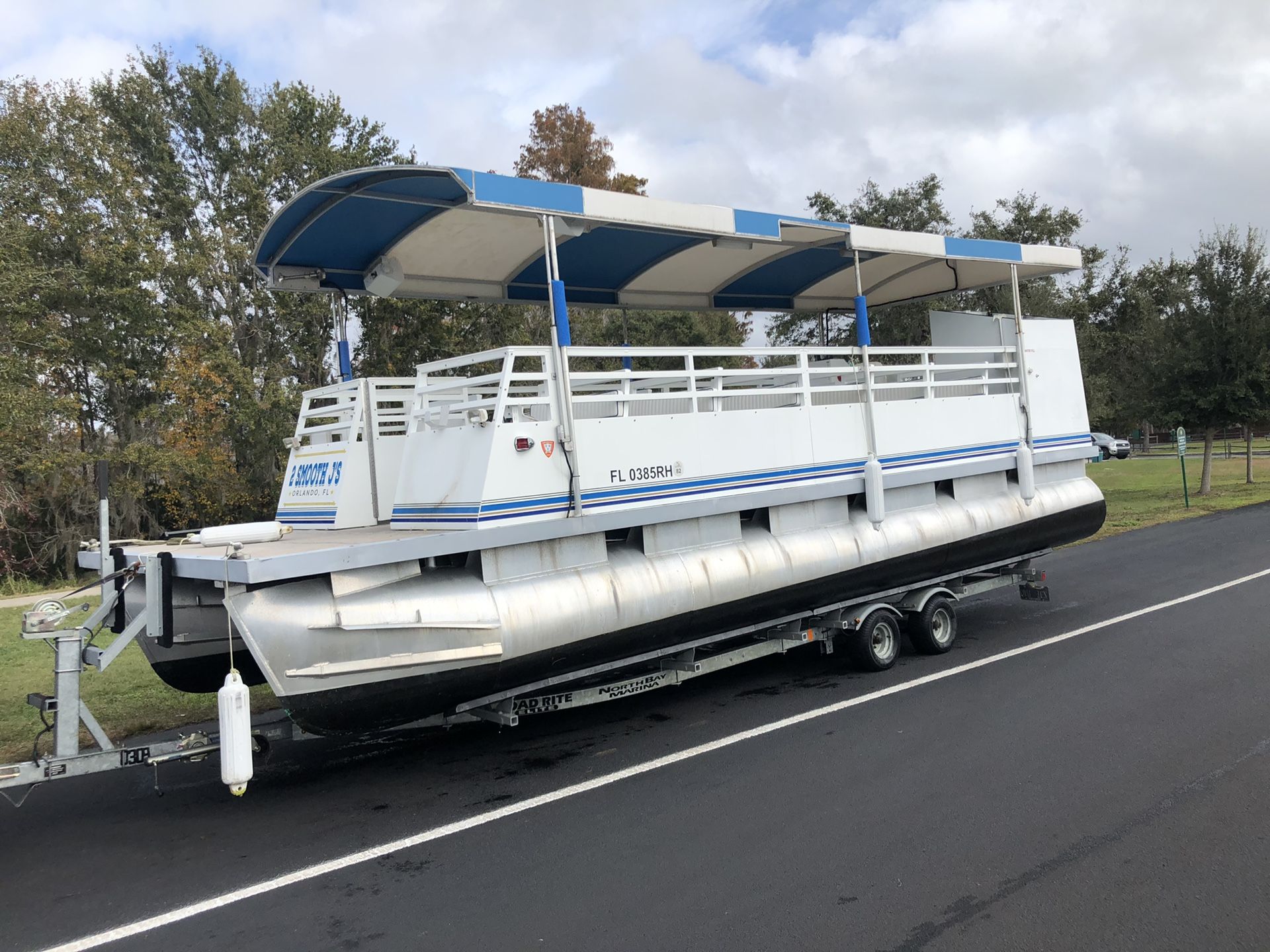 Pontoon boat
