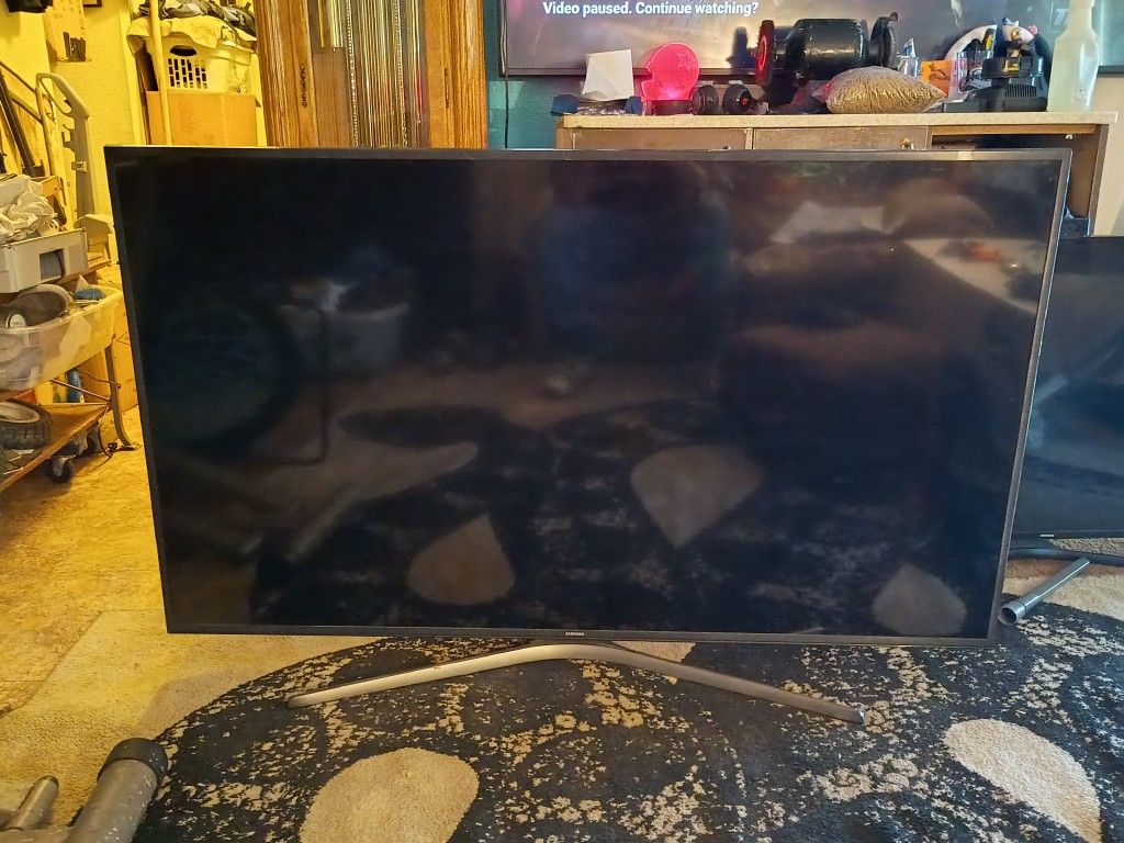 Samsung Smart TV 65 In Selling It
