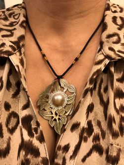 Mabe pearl 16mm pendant on shell