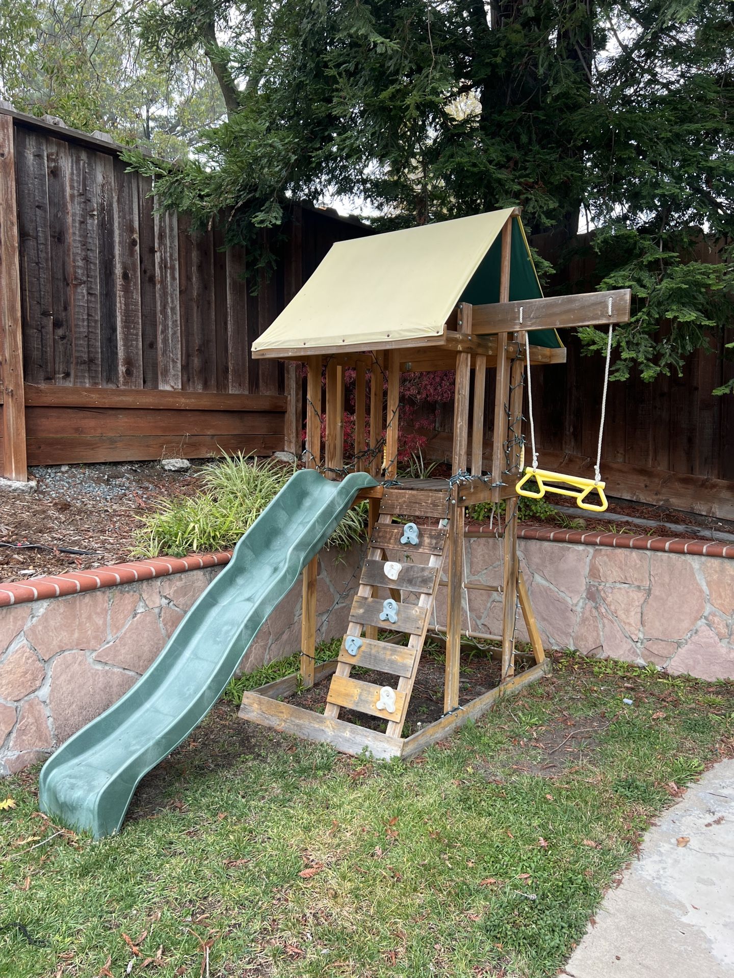 Kids Outdoor Playhouse/Slide 