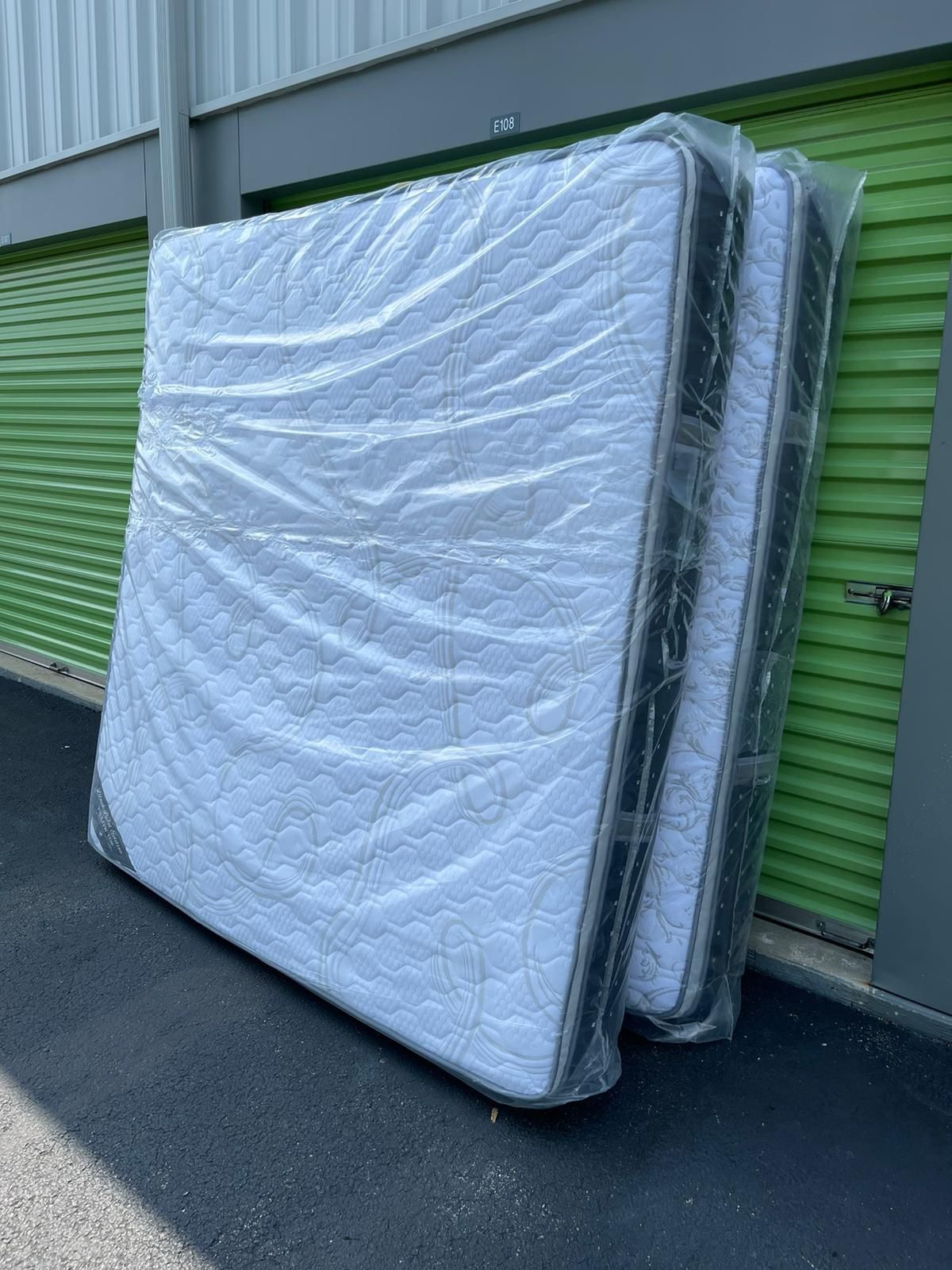BRAND NEW KING SIZE PILLOW TOP MATTRESS AND SPLIT BOXSPRING INCLUDED - Delivery Available To All Cities  🚚