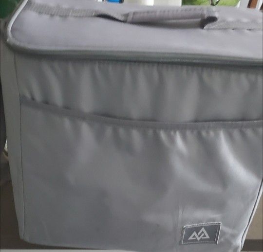 Like New Large Cooler Great For Job Or Beach Has Alot Of Space Inside.