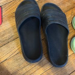 size 10 black slides