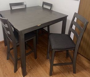 Dining table + 4 chairs