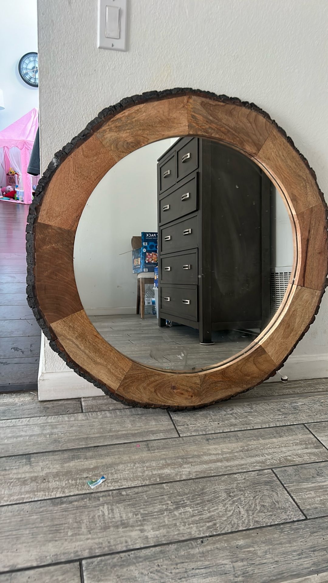 Mirror Decor, Aesthetics