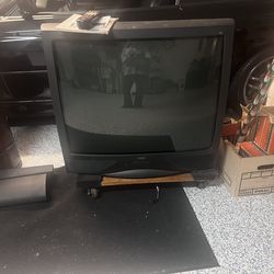 Tv 📺 - FREE - large old style RCA w/remote