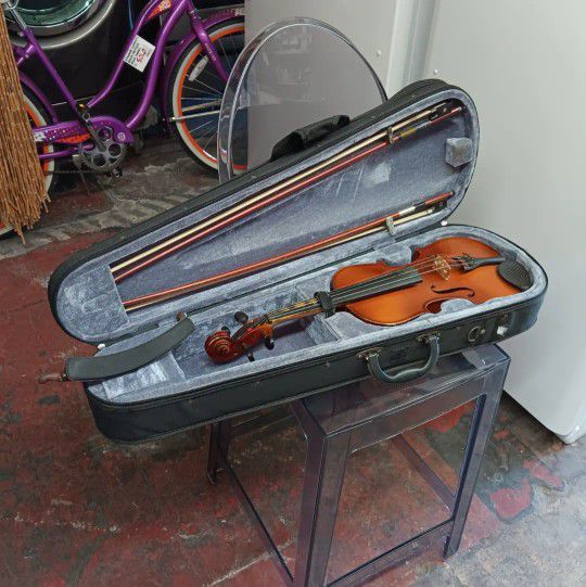 Vintage Violin/Bows/Shoulder Rest / Case