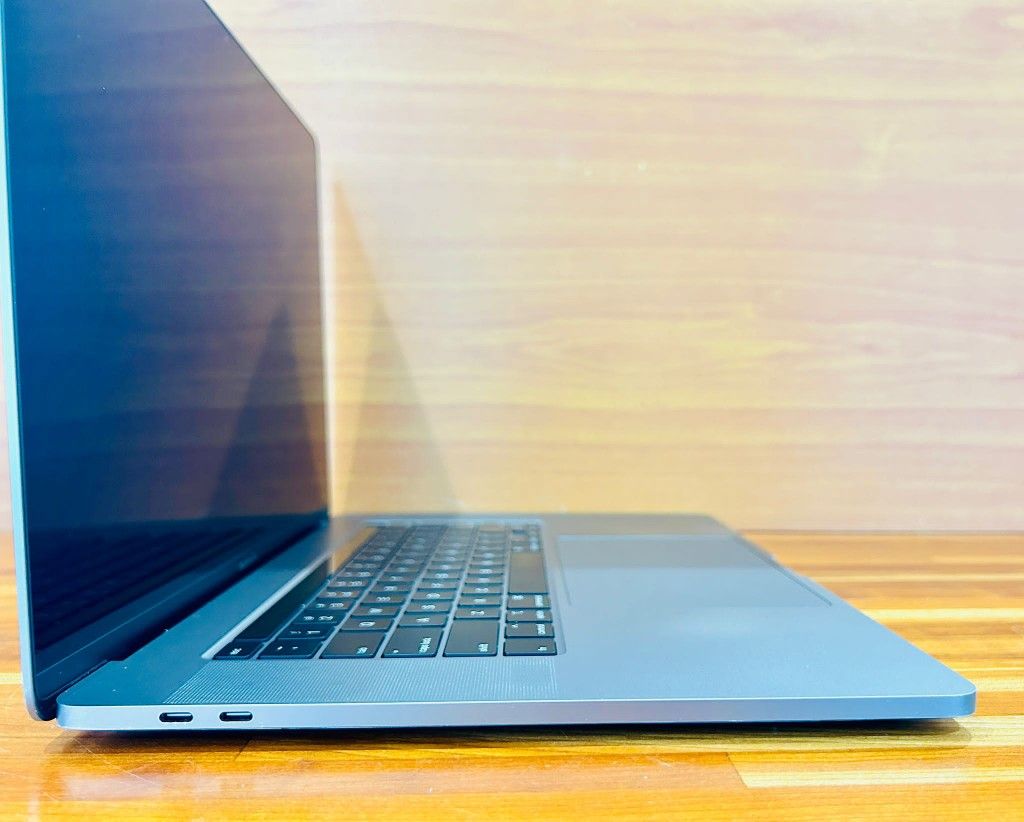  MacBook Pro 16” 2019 2.3Ghz 8core i9 16GB RAM 1TB SSD AMD