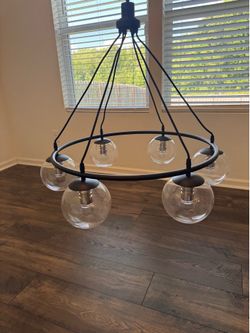 6 lights chandelier in GOOD condition!