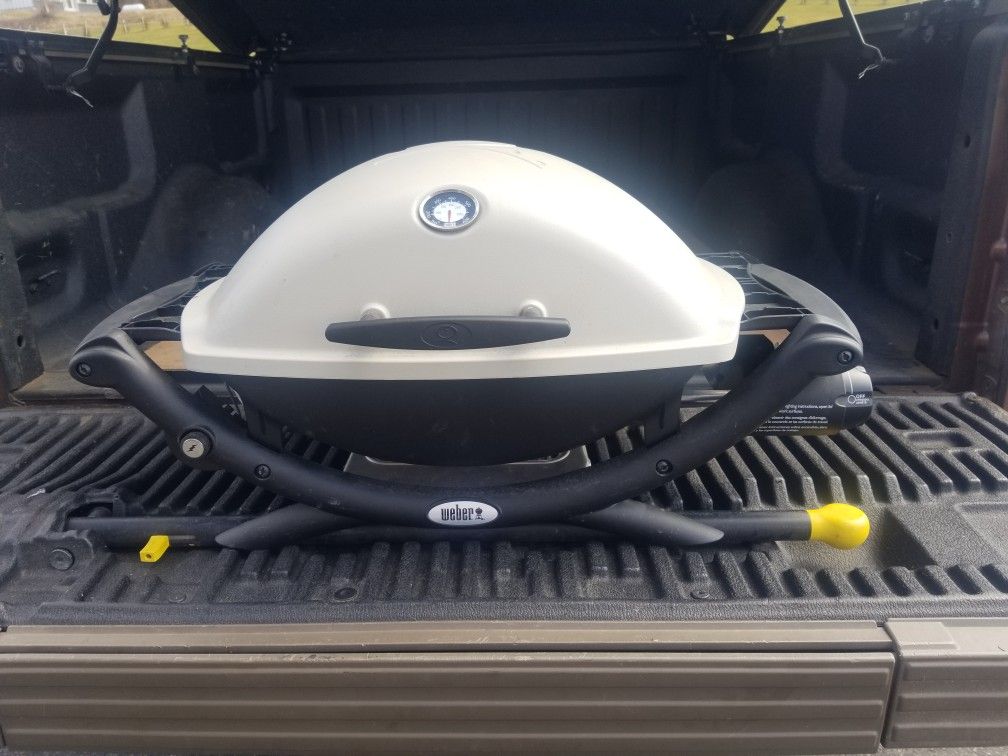 Weber Q2200 Tailgate Grill Used Maybe Twice Excellent Condition